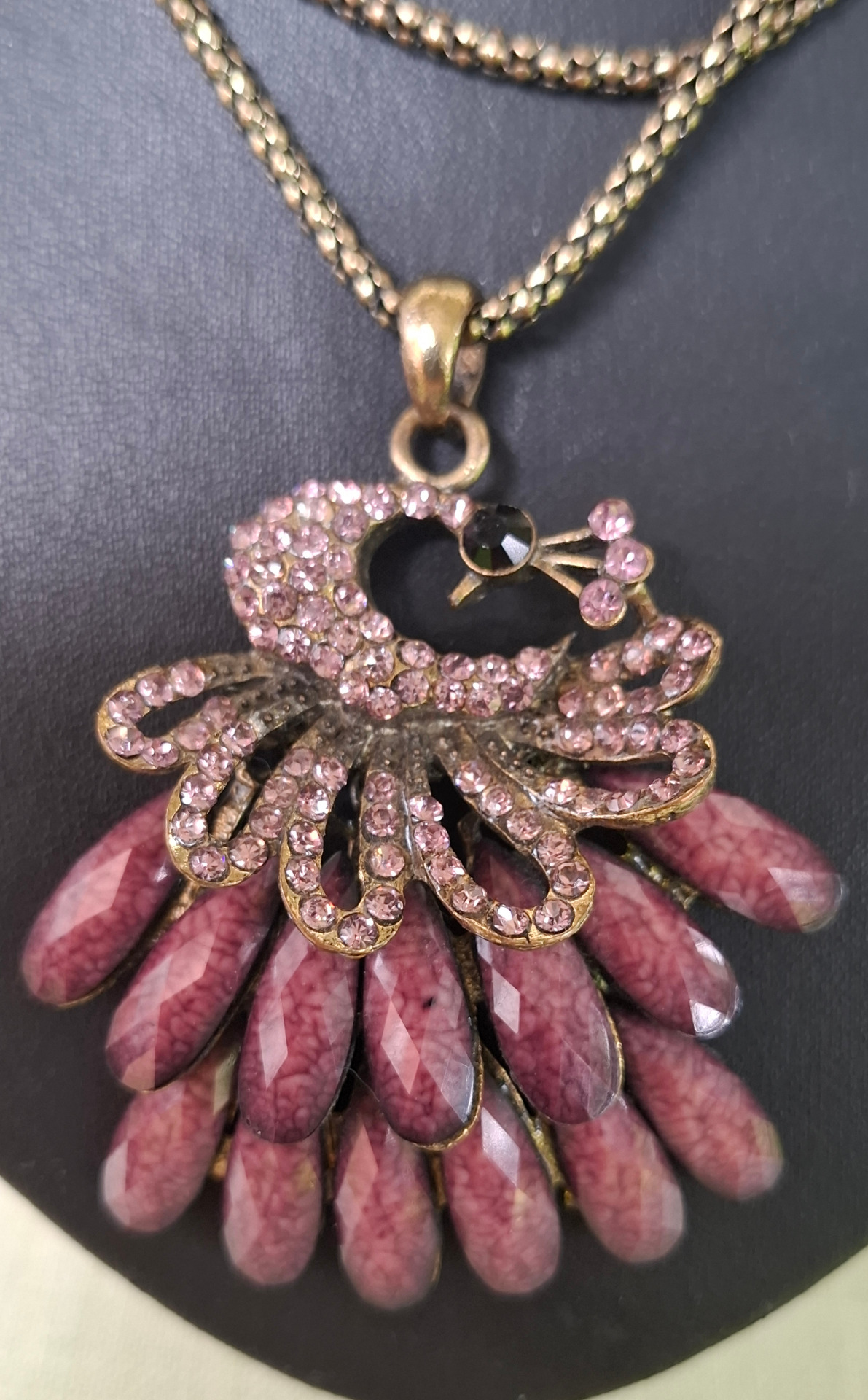 Halsband med påfågel